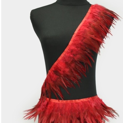 Acessório de moda em penas vermelhas sobre manequim preto
