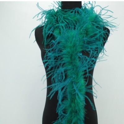 Cachecol de penas verde e turquesa numa manequim preta