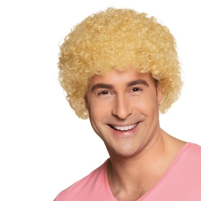 Homem com peruca loira encaracolada e t-shirt cor-de-rosa