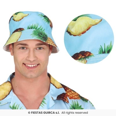 Chapéu e camisa com estampa tropical de abacaxi em fundo azul claro