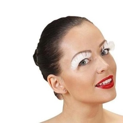 Mulher com pestanas postiços brancas e batom vermelho em fundo branco