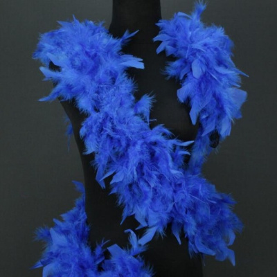 Boa de penas azul num manequim preto