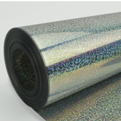 Rolão de vinil holográfico prateado com brilho iridescente enrolado