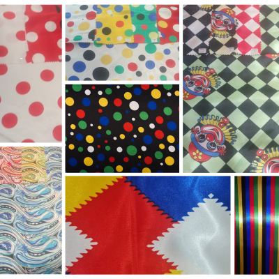 Vários padrões têxteis coloridos incluindo bolinhas, losangos com logótipos, padrão de ondas, retângulos e riscas