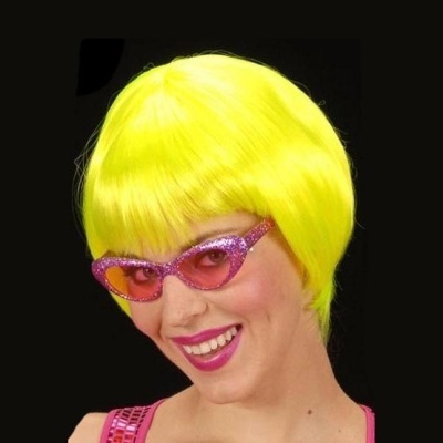 Pessoa com peruca amarela, óculos de sol rosa brilhante e vestido rosa