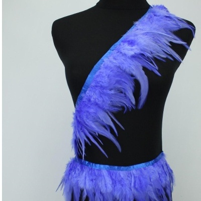 Cinto com penas azuis em diagonal no manequim preto