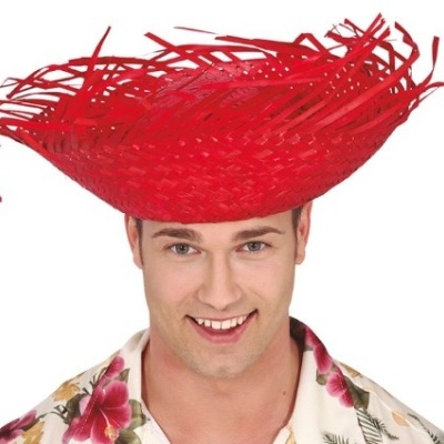 Homem com chapéu vermelho trançado e camisa floral colorida