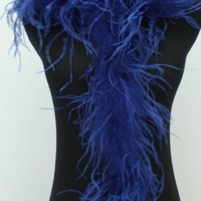 Lenço azul escuro de plumas num manequim preto