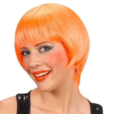 Mulher com peruca sintética laranja curta e maquilhagem brilhante