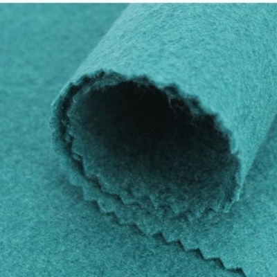 Tecido azul-petróleo felpudo com bordas em zig-zag enrolado