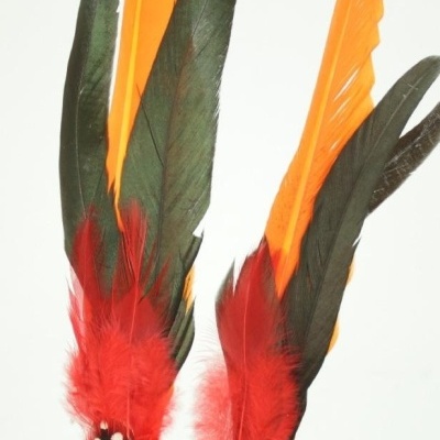 Conjuntos de penas decorativas laranja, preto e vermelho com padrão pintado