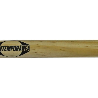 Maço de percussão de madeira clara com cabeça azul e marca Contemporânea