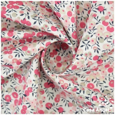 Tecido branco com padrão floral rosa e vermelho