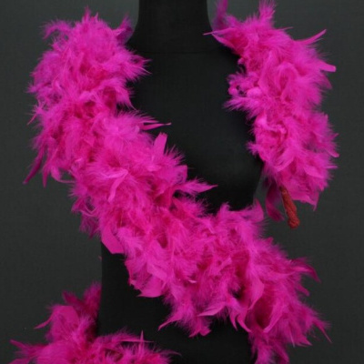Cachecol ou boa decorativa de penas cor-de-rosa num manequim preto
