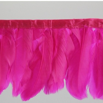 Franja rosa de penas unidas por fita cor-de-rosa