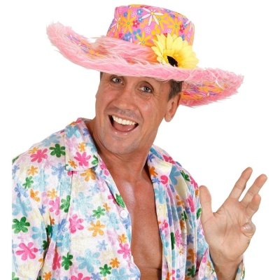 Homem com camisa florida colorida e chapéu rosa com flores