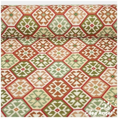 tecido com padrão geométrico hexagonal em verde, vermelho, rosa e bege sobre fundo castanho-claro