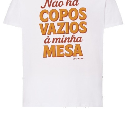 T-shirt branca com texto em castanho e laranja