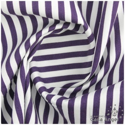 Tecido listrado branco e roxo dobrado de forma ondulada