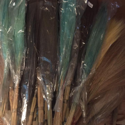 Leques artesanais embalados em plástico