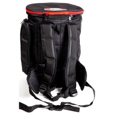 Mochila preta com detalhes em vermelho e texto no topo