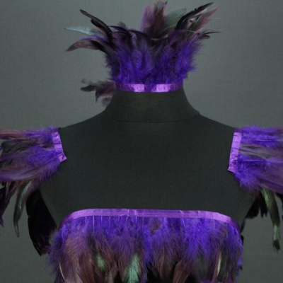 Conjunto de acessórios com penas roxas e pretas em manequim