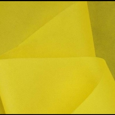 Tecido amarelo com textura visível, dobrado em camadas.