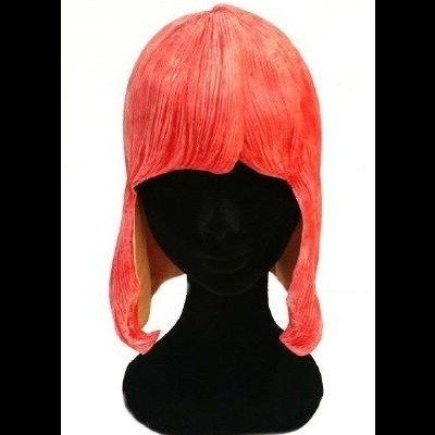 Touca rosa com textura de cabelo em suporte preto