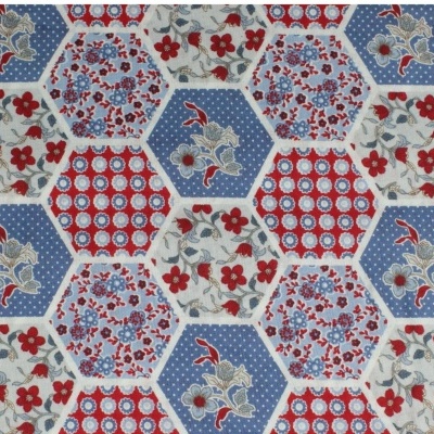 Tecido padrão hexágonos com flores e formas geométricas em azul, vermelho e bege