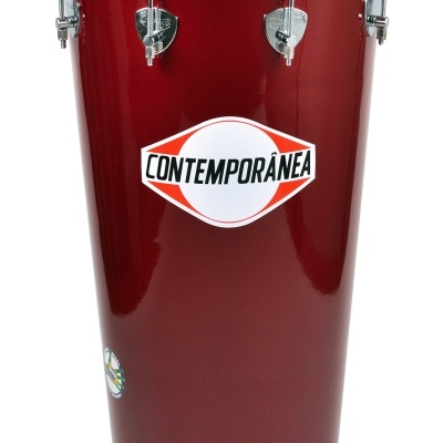 Tambor conga vermelho com marca CONTEMPORÂNEA em fundo branco