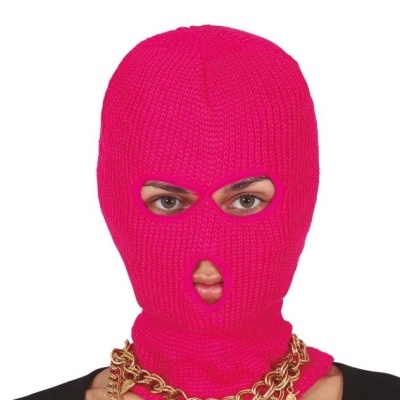 Pessoa a usar capuz de malha rosa com aberturas para olhos e boca