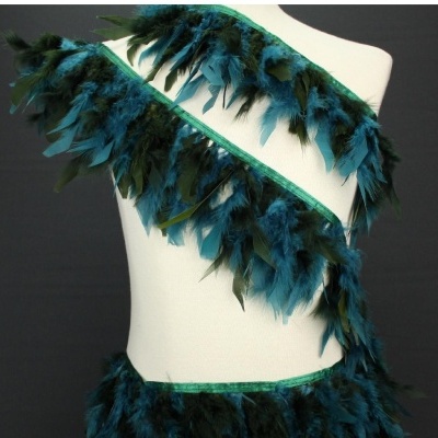 Vestido branco com penas azuis e verdes no manequim