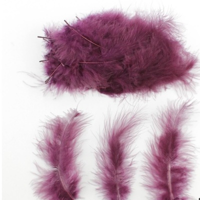 Plumas artificiais cor de ameixa com textura felpuda