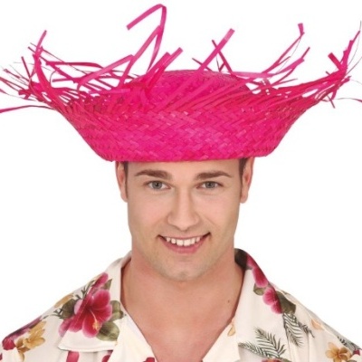 Homem com chapéu rosa trançado e camisa de flores tropicais