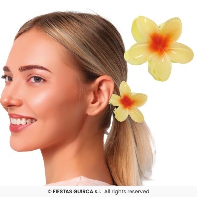 Ganchos de cabelo flor amarelo e laranja em cabelo de mulher e fundo branco