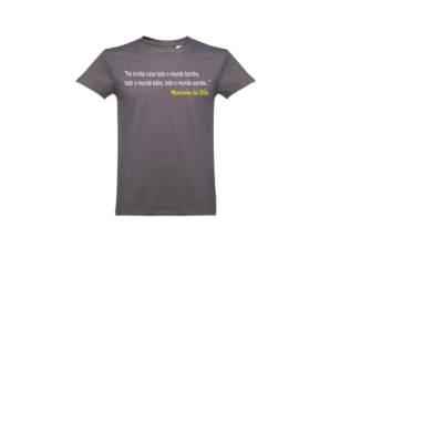 T-shirt cinzenta com texto impresso no peito