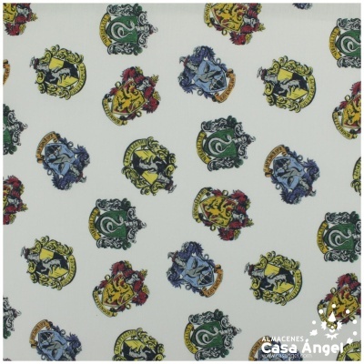 Pano branco com padrão de escudos coloridos pequenos