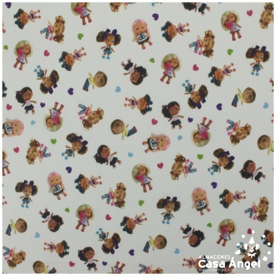 Pano branco com padrão de bonecas coloridas e corações pequenos