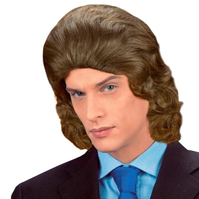 Homem com peruca castanha ondulada, camisa azul e gravata azul