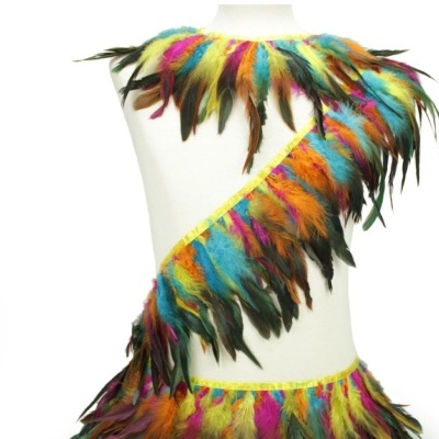 Vestido ou fantasia com penas coloridas em amarelo, azul, laranja, rosa e verde no manequim