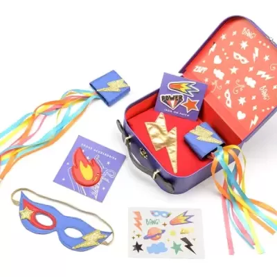 Conjunto de fantasia com máscara, toucado, emblemas, mala e fitas coloridas