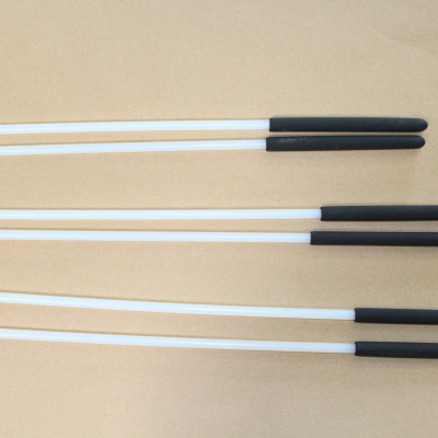 Conjunto de pauzinhos para churrasco com cabos pretos e hastes brancas