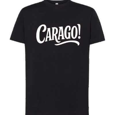 T-shirt preta com texto branco 'CARAGO!'