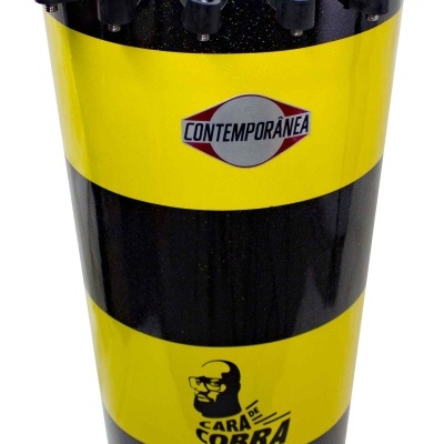 Atabaque amarelo e preto com texto CONTEMPORÂNEA e CARA DE COBRA