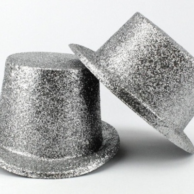 Dois chapéus tipo cartola prateados com glitter sobre fundo branco