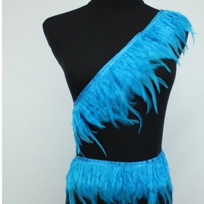 Top preto com faixa azul de penas no manequim