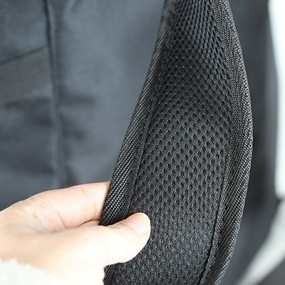 Alça preta acolchoada e ventilada de mochila com mão segurando