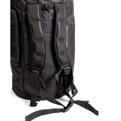 Mochila preta com alças acolchoadas e fivela em fundo branco