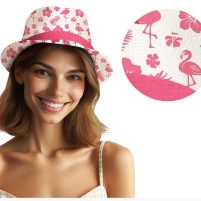 Chapéu branco com padrão de flamingos cor-de-rosa