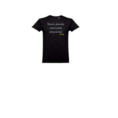 T-shirt preta com citação impressa em branco e amarelo